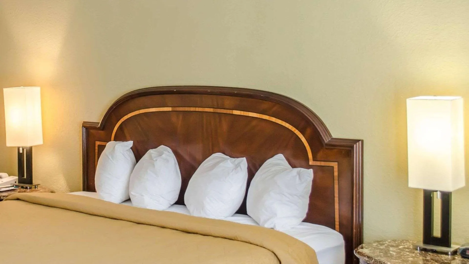 Quality Inn & Suites Pensacola Bayview Ferry Pass Hotel